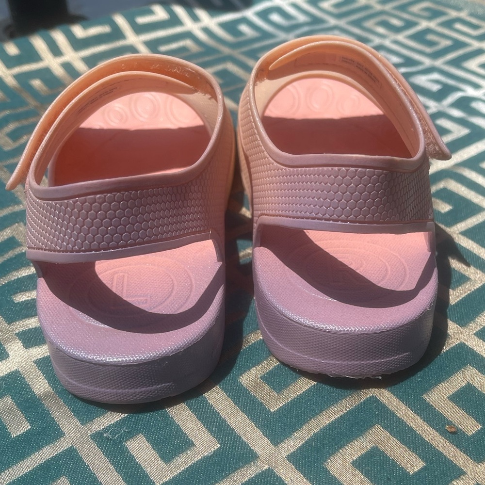 FitFlop size 12 iridescent pink toddler girl rubber sandals - Picture 5 of 6
